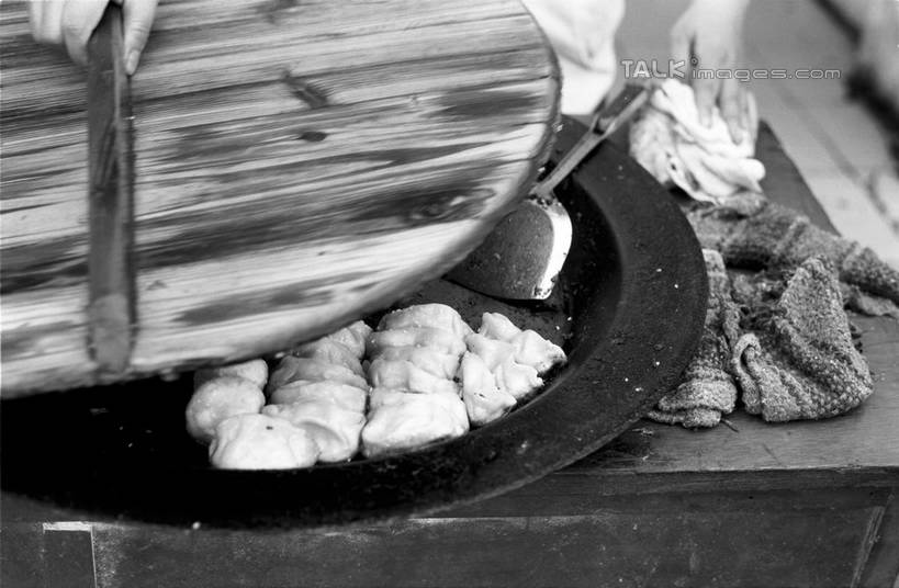 点心,东方人,手,一个人,横图,俯视,黑白,室外,白天,烹饪,桌面,桌子,厨具,纺织品,金属制品,亚洲,双手,仅一个年轻女性,仅一个女性,仅一个人,许多,握,阴影,光线,金属,布,锅子,影子,油炸,油炸食品,料理,食品,锅贴,煎饺,面点,织物,很多,锅铲,黄种人,抹布,锅,美食,食物,阳光,打开,手部,中式,握着,煎锅,锅具,开启,烹饪用具,年轻女性,女人,女性,亚洲人,烹调用具,烹调,半身,高角度拍摄,厨房料理台,料理台,shylt1