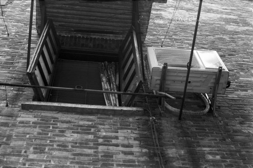 无人,家,横图,黑白,室外,白天,仰视,度假,美景,窗户,城市风光,城市,上海,中国,亚洲,阴影,光线,电器,影子,房屋,屋子,景观,娱乐,楼房,玻璃窗,住宅,空调,阳光,享受,休闲,景色,放松,陕西南路,申,调节,舒适,家电,家用电器,调整,卢湾区,东亚,静安区,徐汇区,上海市,中华人民共和国,沪,华东地区,空气调节器,低角度拍摄,房子,shylt1