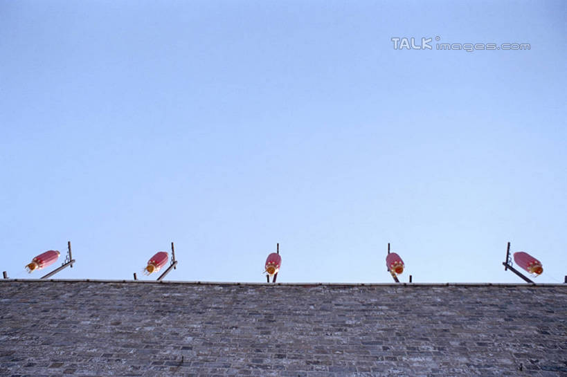 无人,横图,室外,白天,仰视,旅游,度假,石头,名胜古迹,楼梯,标志建筑,地标,建筑,照明,五个,许多,阴影,遗迹,光线,灯笼,石子,影子,纸灯笼,阶梯,墙,古迹,文物,娱乐,城门,建设,城墙,古建筑,墙壁,台阶,红色,蓝色,灰色,蓝天,天空,阳光,灯具,天,享受,休闲,旅游胜地,放松,晴朗,照亮,照明设备,古文明,万里无云,石块,岩石,晴空,晴空万里,彩图,低角度拍摄,shylt1