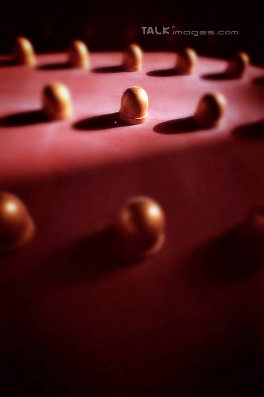 无人,竖图,室外,特写,白天,仰视,旅游,度假,名胜古迹,门,标志建筑,地标,建筑,金属制品,阴影,遗迹,装饰,光线,金属,木头,影子,大门,木门,木,古迹,文物,娱乐,建设,古建筑,红色,阳光,木制品,享受,休闲,旅游胜地,放松,华丽,修饰,点缀,古文明,衬托,美观,雅致,雅观,彩图,低角度拍摄,shylt1