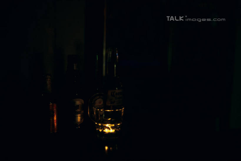 无人,横图,室内,夜晚,正面,桌面,桌子,上海,中国,亚洲,阴影,光线,影子,灯光,泰康路,田子坊,玻璃制品,酒瓶,玻璃瓶,瓶子,申,卢湾区,东亚,上海市,中华人民共和国,沪,华东地区,彩图,shylt1