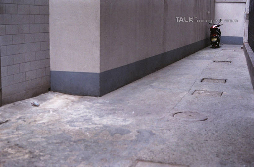 无人,横图,室外,白天,正面,度假,美景,城市风光,城市,道路,路,上海,中国,亚洲,一辆,阴影,光线,影子,墙,景观,小路,电动车,交通,娱乐,墙壁,墙面,石库门,车,电瓶车,阳光,交通工具,享受,休闲,景色,放松,新天地,申,载具,卢湾区,东亚,上海市,中华人民共和国,沪,华东地区,上海新天地,彩图,shylt1