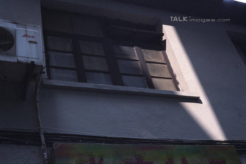 无人,家,横图,室外,白天,仰视,度假,美景,窗户,城市风光,城市,上海,中国,亚洲,阴影,光线,电器,影子,房屋,墙,屋子,景观,娱乐,泰康路,田子坊,楼房,玻璃窗,墙壁,墙面,石库门,住宅,空调,白色,阳光,享受,休闲,景色,放松,申,调节,舒适,家电,家用电器,调整,卢湾区,东亚,上海市,中华人民共和国,沪,华东地区,空气调节器,彩图,低角度拍摄,房子,shylt1