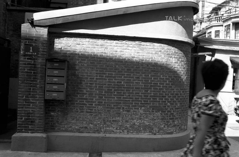 东方人,一个人,家,走,横图,黑白,室外,白天,侧面,上海,中国,亚洲,仅一个女性,仅一个人,阴影,服装,传递,光线,信息,影子,房屋,墙,屋子,公寓,联系,扭头,休闲装,黄种人,洋房,楼房,邮筒,邮箱,墙壁,墙面,住宅,衣服,阳光,转头,仅一个中年女性,休闲,休闲服,联络,邮递,通信,服饰,申,邮政,东亚,上海市,中华人民共和国,沪,华东地区,女人,女性,中年女性,亚洲人,步行,散步,走路,半身,房子,shylt1