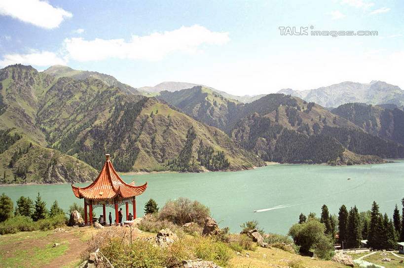 无人,横图,室外,白天,正面,旅游,度假,草地,草坪,湖,湖泊,美景,山,山脉,水,雪山,植物,建筑,中国,亚洲,阴影,波纹,飞溅,溅,光线,瓦片,液体,影子,亭子,屋顶,湖面,景观,山顶,山峰,水滴,水流,水面,云,云朵,山峦,云彩,顶棚,瓦,娱乐,水珠,草,树,树木,蓝色,绿色,白云,蓝天,水纹,天空,阳光,自然,船尾波,波浪,湖水,群山,天,享受,休闲,景色,放松,建造,生长,晴朗,成长,喷洒,自然风光,东亚,屋瓦,丝绸之路,天池,天山,新疆,首府,中华人民共和国,新疆维吾尔自治区,西北地区,白山,颠峰,极峰,新疆天池,晴空,彩图,新,shzwj1