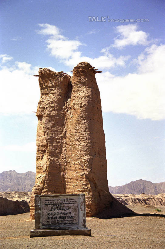 无人,竖图,室外,白天,仰视,旅游,度假,石头,美景,名胜古迹,山,山脉,标志建筑,地标,建筑,中国,亚洲,阴影,遗迹,光线,石子,影子,景观,山顶,山峰,云,云朵,山峦,云彩,古迹,文物,娱乐,建设,古建筑,蓝色,白云,蓝天,天空,阳光,自然,群山,天,享受,休闲,旅游胜地,景色,放松,晴朗,自然风光,烽火台,古文明,东亚,库车,丝绸之路,新疆,中华人民共和国,新疆维吾尔自治区,西北地区,颠峰,极峰,石块,晴空,彩图,低角度拍摄,阿克苏地区,库车县,墩台,烽堠,烽燧,烟墩,新,shzwj1