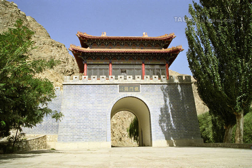 无人,横图,室外,白天,仰视,旅游,度假,石头,名胜古迹,植物,标志建筑,地标,建筑,雕塑,中国,亚洲,阴影,遗迹,艺术,装饰,光线,标志,雕刻,牌匾,石子,瓦片,文字,影子,字符,墙,屋顶,拱门,顶棚,瓦,古迹,文化,文物,娱乐,标识,建设,古建筑,墙壁,墙面,树,树木,蓝色,绿色,蓝天,天空,阳光,自然,工艺品,天,享受,休闲,汉字,旅游胜地,放松,建造,生长,晴朗,成长,纪念,美术,中文,主题,陈列,古文明,东亚,屋瓦,新疆,库尔勒,铁门关,万里无云,中华人民共和国,功能,美学,国文,华文,新疆维吾尔自治区,西北地区,巴音郭楞,巴音郭楞蒙古自治州,石块,晴空,晴空万里,彩图,低角度拍摄,新,shzwj1