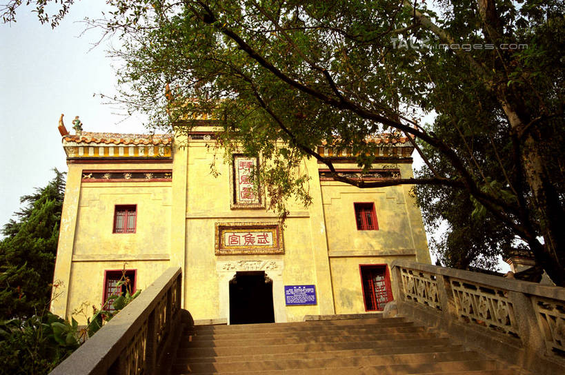 无人,栏杆,横图,室外,白天,仰视,旅游,度假,植物,楼梯,标志建筑,地标,建筑,雕塑,中国,亚洲,阴影,艺术,装饰,光线,标志,雕刻,扶手,牌匾,文字,影子,字符,阶梯,文化,娱乐,标识,建设,护栏,台阶,树,树木,蓝色,绿色,蓝天,天空,阳光,自然,工艺品,天,享受,休闲,汉字,旅游胜地,放松,生长,晴朗,成长,纪念,美术,中文,主题,陈列,东亚,湖北,赤壁,湖北省,万里无云,中华人民共和国,功能,美学,国文,华文,华中地区,鄂,晴空,晴空万里,彩图,低角度拍摄,赤壁市,shzwj1