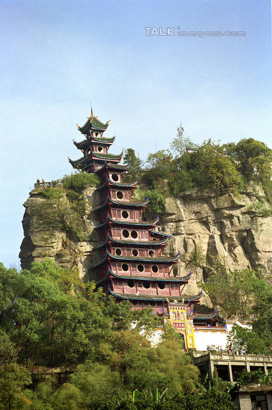 无人,寺庙,竖图,室外,白天,正面,旅游,度假,石头,美景,名胜古迹,森林,山,山脉,树林,植物,标志建筑,地标,建筑,重庆,中国,亚洲,阴影,节日,遗迹,光线,石子,影子,景观,山顶,山峰,云,云朵,山峦,燃烧,云彩,古迹,文化,文物,娱乐,建设,古建筑,树,树木,蓝色,绿色,白云,蓝天,天空,阳光,自然,香火,庙宇,群山,天,祈祷,享受,休闲,健康,旅游胜地,景色,放松,许愿,宗教,信仰,生长,晴朗,成长,纪念,祈求,自然风光,古文明,东亚,忠县,石宝寨,中华人民共和国,西南地区,重庆市,渝,颠峰,极峰,平安,石块,晴空,彩图,庙,寺,shzwj1