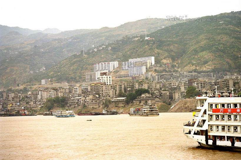 无人,家,寺庙,横图,室外,白天,正面,旅游,度假,河流,美景,名胜古迹,山,山脉,水,植物,标志建筑,地标,建筑,轮船,船,重庆,中国,亚洲,阴影,波纹,节日,遗迹,光线,影子,房屋,屋子,河水,景观,山顶,山峰,水流,公寓,涟漪,山峦,燃烧,古迹,文化,文物,娱乐,建设,古建筑,洋房,楼房,住宅,树,树木,蓝色,绿色,倒影,蓝天,水纹,天空,阳光,自然,香火,庙宇,交通工具,波浪,群山,天,祈祷,享受,休闲,健康,旅游胜地,景色,放松,许愿,宗教,信仰,生长,晴朗,成长,纪念,祈求,倒映,自然风光,载具,古文明,东亚,张飞庙,万里无云,中华人民共和国,水晕,西南地区,重庆市,渝,云阳县,颠峰,极峰,反照,平安,晴空,晴空万里,彩图,房子,庙,寺,望江大道,张桓侯庙,shzwj1