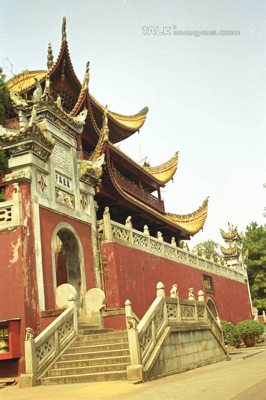 无人,寺庙,栏杆,竖图,室外,白天,仰视,旅游,度假,名胜古迹,植物,楼梯,标志建筑,地标,建筑,重庆,中国,亚洲,阴影,节日,遗迹,光线,扶手,瓦片,影子,阶梯,屋顶,燃烧,顶棚,瓦,古迹,文化,文物,娱乐,建设,古建筑,护栏,台阶,树,树木,蓝色,绿色,蓝天,天空,阳光,自然,香火,庙宇,天,祈祷,享受,休闲,健康,旅游胜地,放松,许愿,宗教,建造,信仰,生长,晴朗,成长,纪念,祈求,古文明,东亚,屋瓦,张飞庙,万里无云,中华人民共和国,西南地区,重庆市,渝,云阳县,平安,晴空,晴空万里,彩图,低角度拍摄,庙,寺,望江大道,张桓侯庙,shzwj1