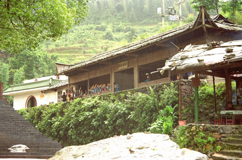 无人,家,横图,室外,白天,正面,旅游,度假,森林,树林,植物,标志建筑,地标,建筑,中国,亚洲,阴影,光线,影子,房屋,屋子,娱乐,建设,楼房,住宅,树,树木,绿色,阳光,自然,享受,休闲,旅游胜地,放松,生长,成长,东亚,湖南,八角寨,湖南省,中华人民共和国,华中地区,湘,邵阳,邵阳市,彩图,房子,新宁县,shzwj1