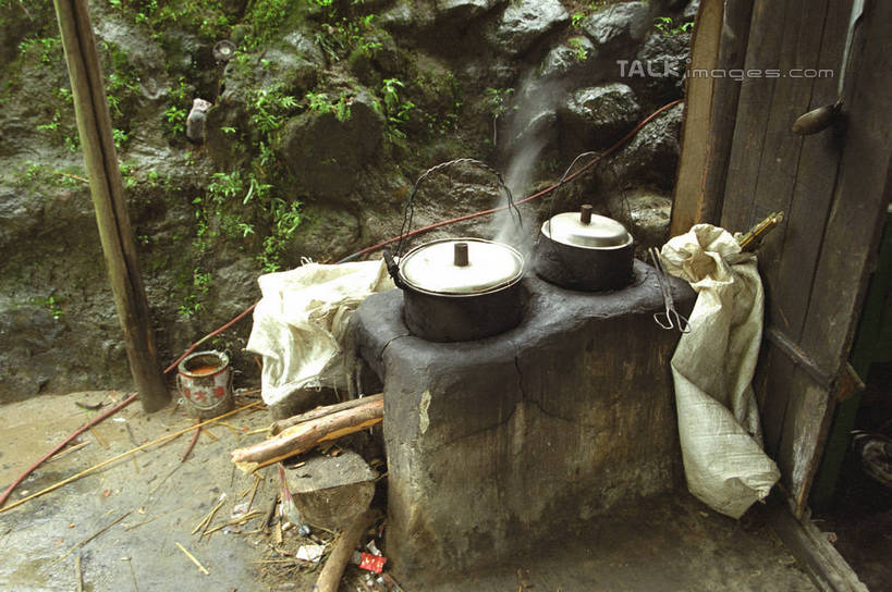 无人,家,木屋,横图,俯视,室外,白天,烹饪,热情,石头,植物,雾,厨具,火,金属制品,中国,亚洲,沸腾,朦胧,模糊,金属,蒸汽,炖锅,锅子,火焰,木材,石子,水蒸气,雾气,燃烧,锅,住宅,木柴,树,树木,绿色,自然,木料,生长,成长,锅具,气体,东亚,烹饪用具,湖南,八角寨,湖南省,中华人民共和国,蒸发,华中地区,湘,邵阳,邵阳市,烹调用具,石块,烹调,彩图,高角度拍摄,茅舍,茅屋,棚屋,小木屋,小屋,新宁县,shzwj1