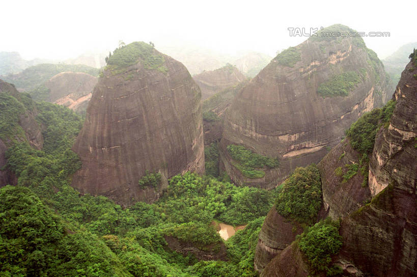 无人,横图,室外,白天,正面,旅游,度假,石头,美景,森林,山,山脉,树林,植物,雾,中国,亚洲,阴影,朦胧,模糊,光线,石子,影子,景观,山顶,山峰,山峦,娱乐,树,树木,绿色,阳光,自然,群山,享受,休闲,景色,放松,生长,成长,迷雾,自然风光,东亚,湖南,八角寨,湖南省,中华人民共和国,华中地区,湘,邵阳,邵阳市,颠峰,极峰,石块,大雾,彩图,新宁县,shzwj1