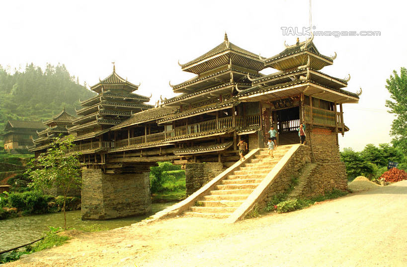 无人,栏杆,横图,室外,白天,仰视,旅游,度假,美景,名胜古迹,森林,山,山脉,树林,植物,楼梯,标志建筑,地标,建筑,中国,亚洲,阴影,遗迹,光线,扶手,瓦片,影子,阶梯,屋顶,景观,山顶,山峰,山峦,顶棚,瓦,古迹,文物,娱乐,建设,古建筑,护栏,台阶,树,树木,绿色,阳光,自然,群山,享受,休闲,旅游胜地,景色,放松,建造,生长,成长,广西,柳州,自然风光,古文明,东亚,屋瓦,三江,广西壮族自治区,中华人民共和国,桂,华南地区,柳州市,颠峰,极峰,彩图,低角度拍摄,三江侗族自治县,shzwj1