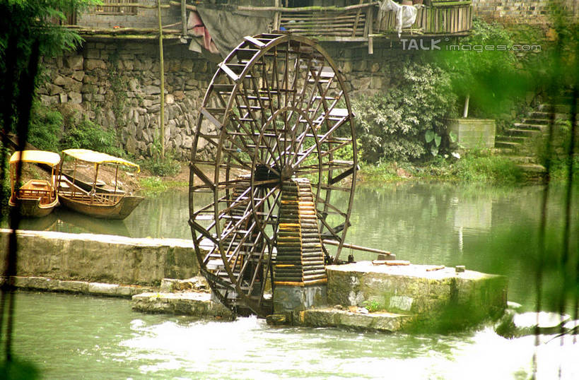 无人,家,横图,室外,白天,正面,旅游,度假,农业,灌溉,河流,名胜古迹,水,植物,标志建筑,地标,建筑,船,中国,亚洲,阴影,波纹,遗迹,光线,凤凰,工具,影子,房屋,屋子,河水,水流,木船,水车,涟漪,古迹,文物,娱乐,建设,古建筑,楼房,住宅,树,树木,绿色,倒影,水纹,阳光,自然,交通工具,波浪,享受,休闲,旅游胜地,放松,生长,成长,倒映,舟,载具,古文明,东亚,农具,湖南,湖南省,凤凰古城,中华人民共和国,水晕,华中地区,湘,孔明车,天车,反照,凤凰县,彩图,房子,shzwj1