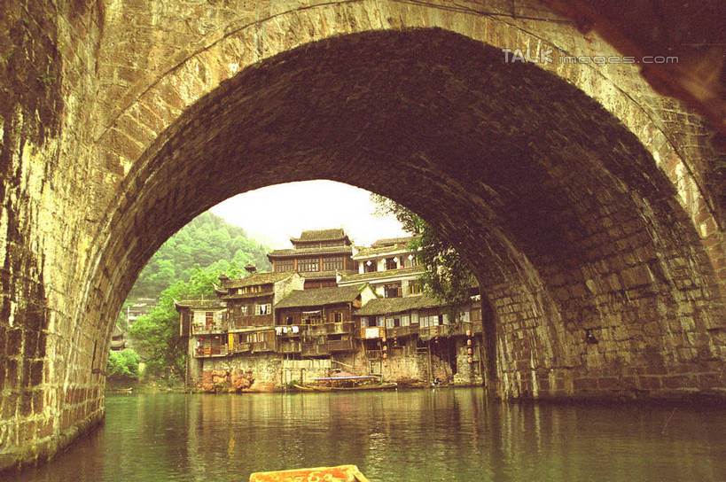 无人,家,横图,室外,白天,正面,旅游,度假,河流,石头,名胜古迹,水,植物,标志建筑,地标,建筑,中国,亚洲,波纹,遗迹,凤凰,石子,瓦片,房屋,屋顶,屋子,河水,水流,桥,涟漪,顶棚,瓦,古迹,文物,娱乐,建设,古建筑,石桥,楼房,拱桥,住宅,栈桥,树,树木,绿色,倒影,水纹,自然,波浪,享受,休闲,旅游胜地,放松,建造,拱形,生长,成长,人行桥,石拱桥,倒映,古文明,东亚,屋瓦,湖南,湖南省,凤凰古城,中华人民共和国,水晕,华中地区,湘,反照,凤凰县,石块,彩图,房子,shzwj1