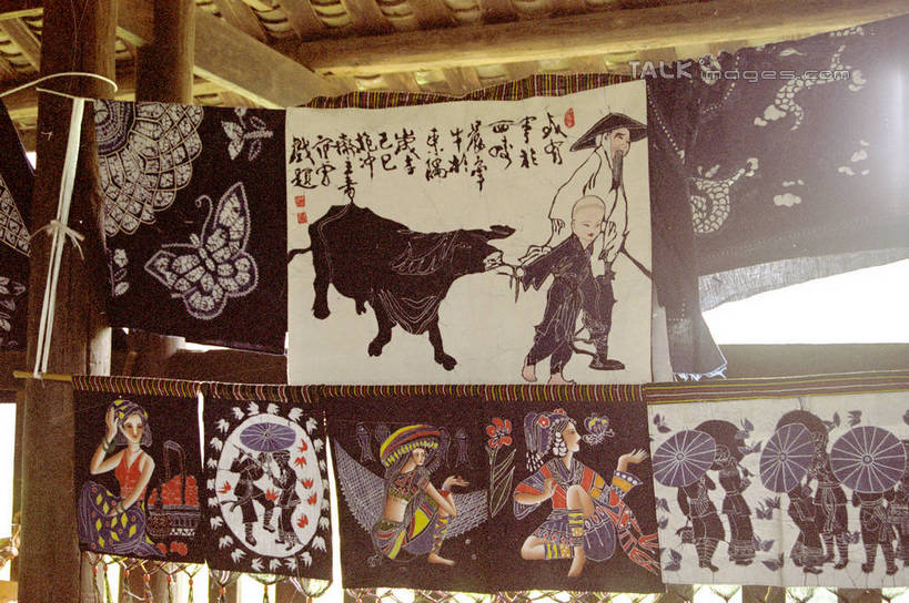 无人,栏杆,横图,室内,白天,正面,旅游,度假,名胜古迹,标志建筑,地标,建筑,中国,亚洲,吊挂,悬挂,花纹,遗迹,凤凰,布,图案,瓦片,屋顶,围栏,挂,顶棚,布纹,瓦,古迹,文物,娱乐,建设,古建筑,护栏,享受,休闲,旅游胜地,放松,建造,布匹,古文明,东亚,屋瓦,湖南,廊桥,湖南省,凤凰古城,中华人民共和国,华中地区,湘,凤凰县,蜈蚣桥,虹桥,彩图,shzwj1