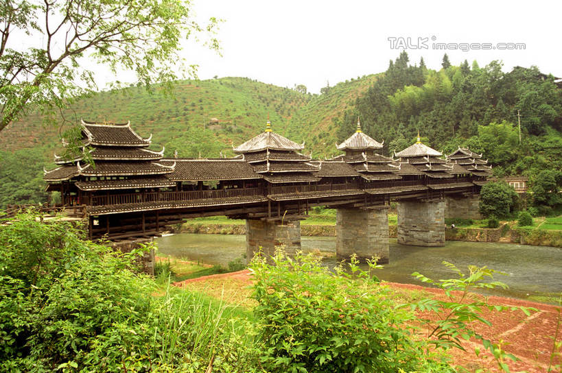 无人,横图,室外,白天,正面,旅游,度假,草地,草坪,石头,美景,山,山脉,植物,建筑,中国,亚洲,阴影,光线,石子,瓦片,影子,屋顶,景观,山顶,山峰,山峦,顶棚,瓦,娱乐,草,树,树木,蓝色,绿色,蓝天,天空,阳光,自然,群山,天,享受,休闲,景色,放松,建造,生长,晴朗,成长,自然风光,东亚,屋瓦,湖南,湘西,廊桥,湖南省,万里无云,中华人民共和国,华中地区,湘,湘西州,湘西土家族苗族自治州,颠峰,极峰,蜈蚣桥,石块,虹桥,晴空,晴空万里,彩图,shzwj1