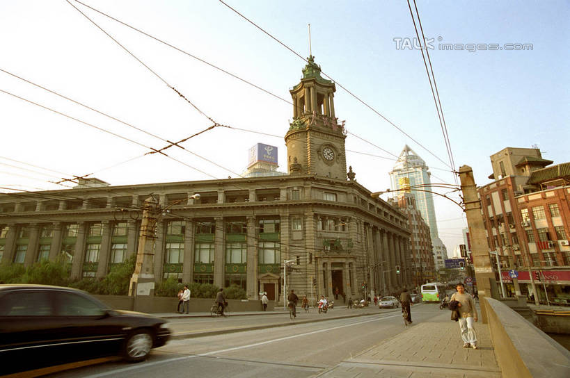 东方人,博物馆,走,横图,室外,白天,仰视,旅游,度假,标志建筑,道路,地标,建筑,路,公路,汽车,上海,中国,亚洲,行人,游客,游人,阴影,服装,研究,电力,光线,电线,线,影子,电能,交通,许多人,教育,线路,注视,休闲装,黄种人,娱乐,建设,虹口区,路人,旅客,车,衣服,蓝色,蓝天,天空,阳光,交通工具,轿车,天,观察,看,一群人,享受,休闲,休闲服,旅游胜地,放松,服饰,晴朗,观看,展览,电,电源,电源线,申,察看,关注,欣赏,载具,能量,陈列,东亚,上海市,上海邮政博物馆,万里无云,中华人民共和国,沪,华东地区,闸北区,典藏,过客,男人,男性,年轻男性,年轻女性,女人,女性,亚洲人,晴空,晴空万里,马路,步行,散步,走路,彩图,低角度拍摄,全身,天潼路,shzwj1