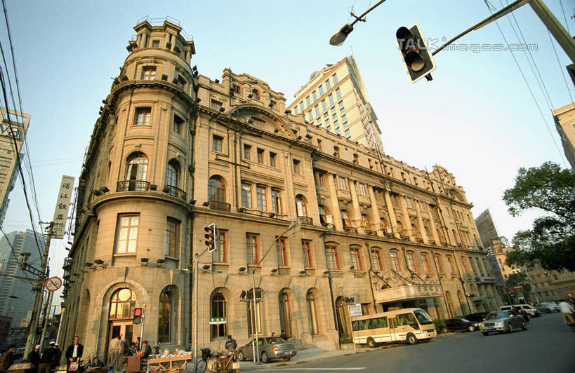 无人,高楼大厦,横图,室外,白天,仰视,度假,安全,美景,植物,窗户,城市风光,标志建筑,城市,大厦,道路,地标,建筑,路,摩天大楼,公路,上海,中国,亚洲,一排,许多,阴影,整齐,并列,并排,光线,影子,墙,景观,红绿灯,信号灯,交通,很多,娱乐,建设,虹口区,玻璃窗,墙壁,墙面,树,树木,排列,蓝色,绿色,蓝天,天空,阳光,自然,天,享受,休闲,景色,放松,警示,生长,晴朗,成长,申,队列,提示,平行,流通,东亚,浦江饭店,上海市,黄浦路,交通信号灯,万里无云,行人信号灯,中华人民共和国,沪,华东地区,晴空,晴空万里,马路,彩图,低角度拍摄,大楼,高层建筑,高楼,摩天楼,礼查饭店,shzwj1