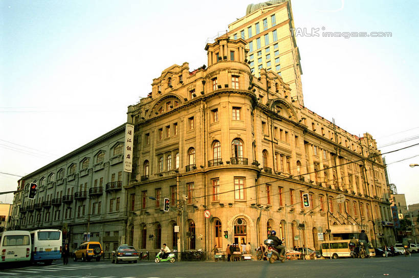 无人,高楼大厦,横图,室外,白天,仰视,度假,美景,植物,窗户,城市风光,标志建筑,城市,大厦,道路,地标,建筑,路,摩天大楼,公路,公共汽车,上海,中国,亚洲,一排,许多,阴影,整齐,并列,并排,电力,光线,电线,线,影子,墙,景观,巴士,电能,公交车,交通,很多,线路,娱乐,建设,虹口区,玻璃窗,墙壁,墙面,车,树,树木,排列,蓝色,绿色,蓝天,天空,阳光,自然,交通工具,天,享受,休闲,景色,放松,生长,晴朗,成长,电,电源,电源线,申,队列,载具,能量,平行,东亚,浦江饭店,上海市,黄浦路,万里无云,中华人民共和国,沪,华东地区,晴空,晴空万里,马路,彩图,低角度拍摄,大楼,高层建筑,高楼,摩天楼,礼查饭店,shzwj1