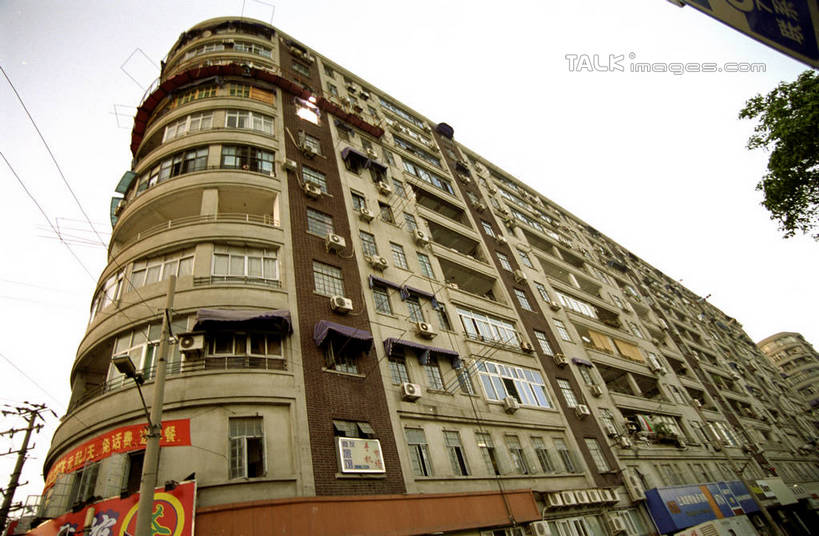 无人,高楼大厦,横图,室外,白天,仰视,度假,美景,植物,窗户,城市风光,城市,大厦,建筑,摩天大楼,上海,中国,亚洲,一排,许多,阴影,整齐,并列,并排,电力,光线,电线,电线杆,线,影子,墙,景观,电能,很多,线路,娱乐,建设,虹口区,玻璃窗,墙壁,墙面,树,树木,排列,绿色,阳光,自然,享受,休闲,景色,放松,生长,成长,电,电源,申,队列,能量,平行,东亚,河滨大楼,上海市,中华人民共和国,沪,华东地区,彩图,低角度拍摄,大楼,高层建筑,高楼,摩天楼,北苏州路,shzwj1