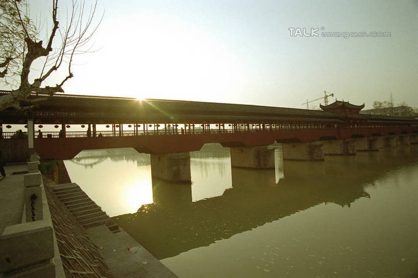 无人,横图,室外,白天,正面,旅游,度假,河流,美景,名胜古迹,水,植物,标志建筑,地标,建筑,中国,亚洲,阴影,波纹,遗迹,光线,影子,河水,景观,水流,涟漪,古迹,文物,娱乐,建设,古建筑,浙江,树,树木,浙江省,蓝色,绿色,倒影,蓝天,水纹,天空,阳光,自然,波浪,天,享受,休闲,旅游胜地,景色,放松,生长,晴朗,成长,倒映,自然风光,古文明,东亚,廊桥,武义,熟溪桥,万里无云,中华人民共和国,华东地区,水晕,浙,金华,金华市,反照,蜈蚣桥,虹桥,晴空,晴空万里,彩图,武义江,武义县,shzwj1