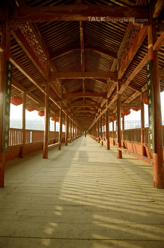 无人,栏杆,竖图,室外,白天,正面,旅游,度假,名胜古迹,标志建筑,地标,建筑,中国,亚洲,阴影,遗迹,光线,影子,围栏,古迹,文物,娱乐,建设,古建筑,浙江,护栏,浙江省,阳光,享受,休闲,旅游胜地,放松,古文明,东亚,廊桥,武义,熟溪桥,中华人民共和国,华东地区,浙,金华,金华市,蜈蚣桥,虹桥,彩图,武义江,武义县,shzwj1