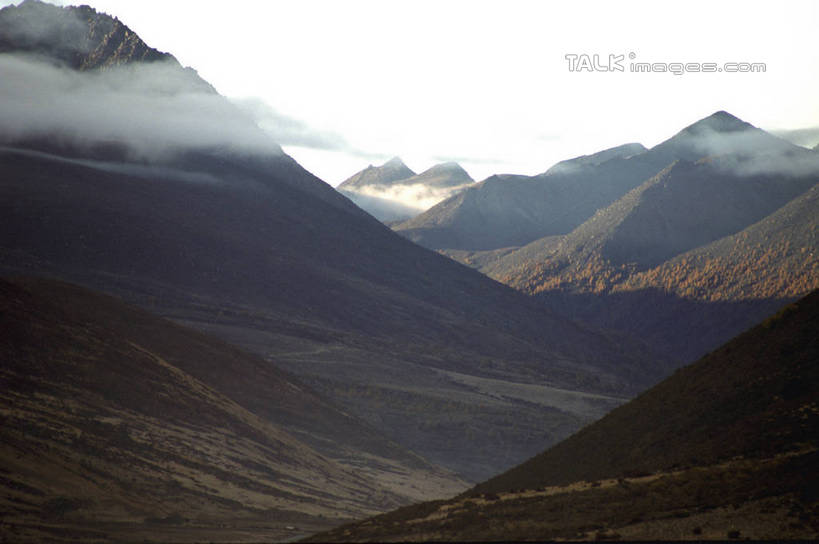 无人,横图,室外,白天,正面,旅游,度假,石头,美景,山,山脉,雾,中国,亚洲,阴影,朦胧,模糊,光线,石子,影子,景观,山顶,山峰,云,云朵,山峦,云彩,娱乐,蓝色,白云,蓝天,天空,阳光,自然,群山,天,享受,休闲,景色,放松,四川省,晴朗,迷雾,自然风光,东亚,四川,稻城,亚丁,甘孜藏族自治州,中华人民共和国,西南地区,川,甘孜,甘孜州,颠峰,极峰,石块,大雾,晴空,彩图,稻城县,shzwj1
