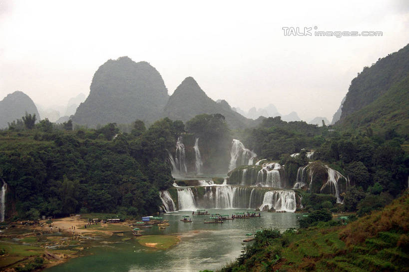 无人,横图,室外,白天,正面,旅游,度假,河流,石头,美景,瀑布,森林,山,山脉,树林,水,植物,中国,亚洲,阴影,飞溅,溅,光线,石子,液体,影子,河水,景观,山顶,山峰,水滴,水流,山峦,娱乐,水珠,树,树木,蓝色,绿色,蓝天,天空,阳光,自然,群山,天,享受,休闲,景色,放松,生长,晴朗,成长,广西,喷洒,自然风光,东亚,万里无云,德天瀑布,广西壮族自治区,德天跨国大瀑布,中华人民共和国,桂,华南地区,崇左,崇左市,颠峰,极峰,大新,大新县,硕龙镇,跌水,石块,晴空,晴空万里,彩图,shzwj1