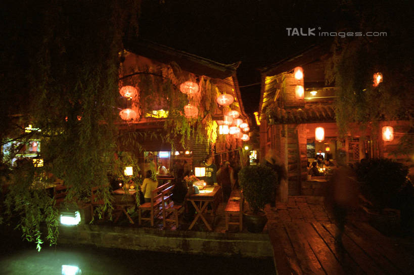 无人,家,横图,室外,夜晚,正面,旅游,度假,名胜古迹,植物,标志建筑,道路,地标,建筑,路,照明,丽江,中国,亚洲,阴影,遗迹,光线,灯笼,影子,纸灯笼,房屋,屋子,小路,灯光,交通,古迹,文物,娱乐,建设,古建筑,楼房,云南,住宅,树,树木,绿色,自然,灯具,享受,休闲,旅游胜地,放松,生长,成长,照亮,照明设备,古文明,东亚,云南省,丽江古城,中华人民共和国,西南地区,滇,丽江市,彩图,房子,大研古城,丽江古镇,shzwj1