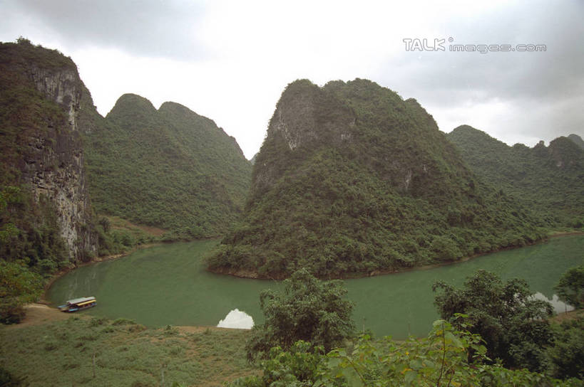 无人,横图,室外,白天,正面,旅游,度假,草地,草坪,河流,美景,山,山脉,树林,水,植物,越南,亚洲,阴影,光线,影子,河水,景观,山顶,山峰,水流,云,云朵,山峦,云彩,娱乐,草,树,树木,蓝色,绿色,白云,蓝天,天空,阳光,自然,群山,天,享受,休闲,景色,放松,东南亚,生长,晴朗,成长,自然风光,下龙湾,越南社会主义共和国,自然遗产,广宁省,颠峰,极峰,晴空,彩图,shzwj1