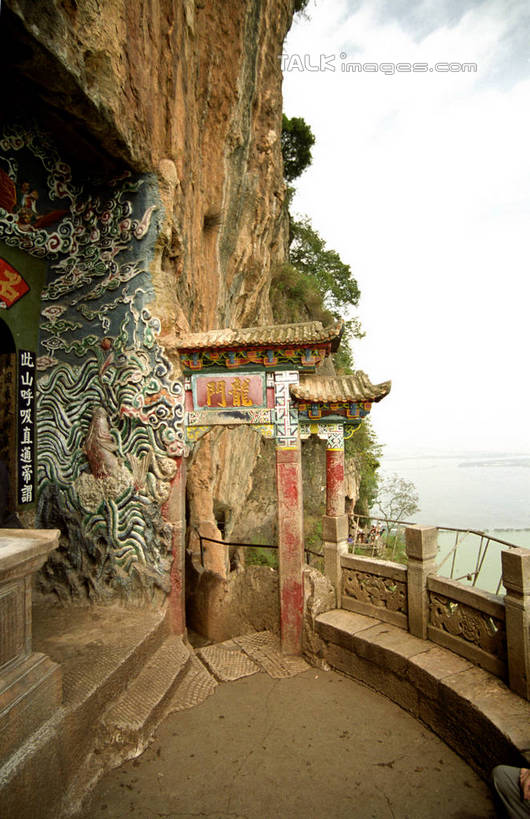 无人,栏杆,竖图,室外,白天,正面,旅游,度假,石头,美景,名胜古迹,山,山脉,植物,标志建筑,地标,建筑,昆明,中国,亚洲,阴影,遗迹,光线,石子,影子,景观,山顶,山峰,云,云朵,围栏,山峦,云彩,古迹,文物,娱乐,建设,古建筑,护栏,云南,树,树木,蓝色,绿色,白云,蓝天,天空,阳光,自然,群山,天,享受,休闲,旅游胜地,景色,放松,西山,生长,晴朗,成长,自然风光,昆明市,古文明,东亚,龙门,云南省,中华人民共和国,省会,西南地区,滇,颠峰,极峰,石块,晴空,彩图,昆明龙门,昆明西山,罗汉山三清阁,三清阁,西山区,shzwj1