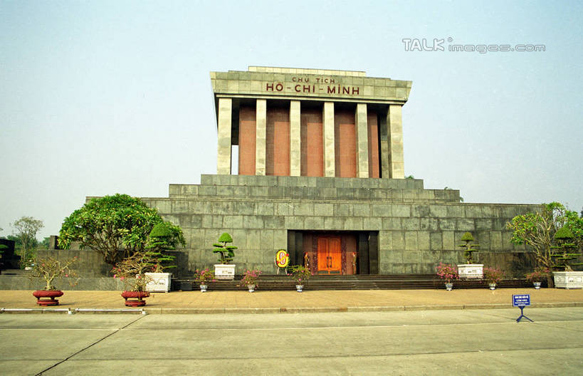 无人,横图,室外,白天,正面,旅游,度假,植物,标志建筑,地标,建筑,越南,亚洲,阴影,光线,影子,首都,娱乐,建设,树,树木,蓝色,绿色,蓝天,天空,阳光,自然,天,享受,休闲,墓地,旅游胜地,放松,东南亚,生长,晴朗,成长,坟墓,陵墓,坟场,河内,万里无云,胡志明陵,巴亭广场,越南社会主义共和国,百花春城,晴空,晴空万里,彩图,shzwj1