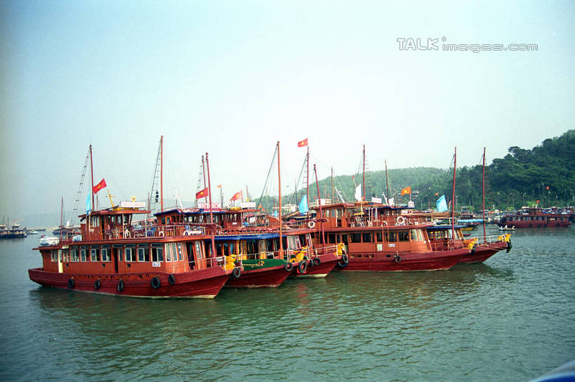 无人,横图,室外,白天,正面,旅游,度假,河流,石头,美景,山,山脉,水,轮船,船,越南,亚洲,阴影,波纹,光线,石子,影子,河水,景观,山顶,山峰,水流,涟漪,山峦,娱乐,蓝色,倒影,蓝天,水纹,天空,阳光,自然,交通工具,波浪,群山,天,享受,休闲,景色,放松,东南亚,晴朗,倒映,自然风光,载具,下龙湾,万里无云,越南社会主义共和国,水晕,自然遗产,广宁省,颠峰,极峰,反照,石块,晴空,晴空万里,彩图,shzwj1