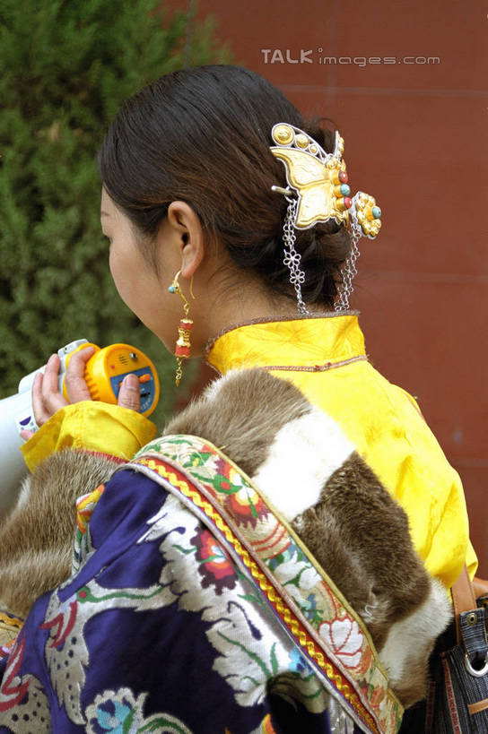 东方人,一个人,家,站,竖图,室外,白天,民族服装,植物,亚洲,仅一个年轻女性,仅一个女性,仅一个人,服装,装饰,盆栽,头饰,房屋,屋子,盆景,黄种人,发簪,楼房,住宅,背面,衣服,绿色,自然,发饰,饰品,站着,服饰,生长,成长,华丽,修饰,点缀,衣着,穿着,配饰,衬托,美观,雅致,雅观,簪子,衣饰,年轻女性,女人,女性,亚洲人,站立,半身,彩图,传统服装,民俗服,房子,shzwj1