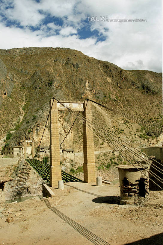 无人,竖图,室外,白天,正面,旅游,度假,草地,石头,美景,山,山脉,植物,香格里拉,中国,亚洲,阴影,光线,石子,影子,景观,山顶,山峰,云,云朵,山峦,云彩,娱乐,草,蓝色,绿色,白云,蓝天,天空,阳光,自然,群山,天,享受,休闲,景色,放松,四川省,晴朗,自然风光,东亚,四川,稻城,甘孜藏族自治州,中华人民共和国,西南地区,川,甘孜,甘孜州,颠峰,极峰,石块,晴空,彩图,稻城县,shzwj1