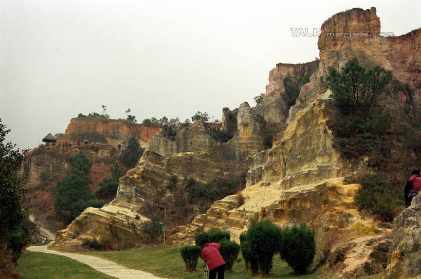 无人,横图,室外,白天,正面,旅游,度假,石头,美景,山,山脉,植物,昆明,中国,阴影,光线,石子,影子,景观,山顶,山峰,山峦,娱乐,云南,树,树木,蓝色,绿色,蓝天,天空,阳光,自然,群山,天,享受,休闲,景色,放松,生长,晴朗,成长,自然风光,昆明市,云南省,万里无云,中华人民共和国,省会,西南地区,滇,颠峰,极峰,石块,晴空,晴空万里,彩图,宜良县,shzwj1