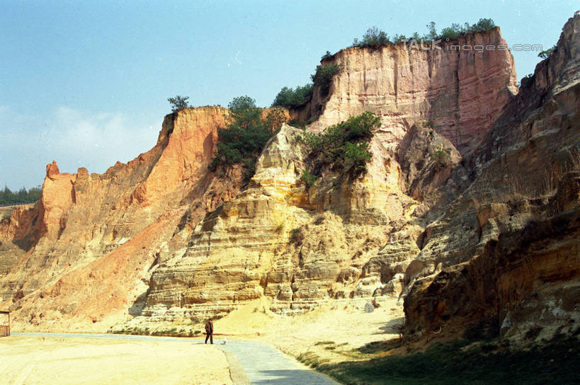 无人,横图,室外,白天,正面,旅游,度假,石头,美景,山,山脉,植物,道路,路,昆明,中国,阴影,光线,石子,影子,景观,山顶,山峰,小路,交通,山峦,娱乐,云南,树,树木,蓝色,绿色,蓝天,天空,阳光,自然,群山,天,享受,休闲,景色,放松,乡间小路,生长,晴朗,成长,自然风光,昆明市,云南省,万里无云,中华人民共和国,省会,西南地区,滇,颠峰,极峰,石块,晴空,晴空万里,彩图,宜良县,shzwj1