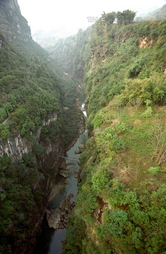 无人,竖图,俯视,室外,白天,旅游,度假,河流,美景,森林,山,山脉,树林,水,植物,中国,亚洲,阴影,光线,影子,河水,景观,山顶,山峰,水流,山峦,娱乐,树,树木,绿色,阳光,自然,群山,享受,休闲,景色,放松,生长,成长,自然风光,东亚,贵州,贵州省,万峰林,兴义市,中华人民共和国,黔,西南地区,黔西南,黔西南州,黔西南布依族苗族自治州,颠峰,极峰,彩图,高角度拍摄,兴义,shzwj1