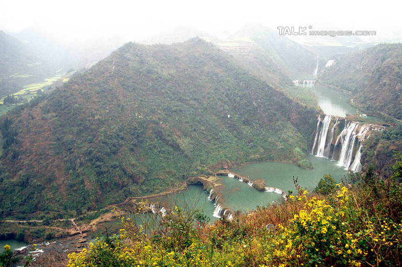 无人,横图,俯视,航拍,室外,白天,旅游,度假,草地,草坪,花海,花圃,石头,美景,瀑布,山,山脉,水,植物,叶子,中国,亚洲,阴影,飞溅,盛开,溅,光线,石子,液体,影子,景观,山顶,山峰,水滴,山峦,花蕾,娱乐,云南,水珠,草,花,花瓣,花朵,花卉,鲜花,绿色,阳光,自然,花丛,花束,花田,群山,花苞,花蕊,享受,休闲,景色,放松,鸟瞰,喷洒,自然风光,东亚,罗平,云南省,九龙瀑布,曲靖市,曲靖,罗平县,中华人民共和国,西南地区,滇,颠峰,极峰,跌水,石块,彩图,高角度拍摄,shzwj1