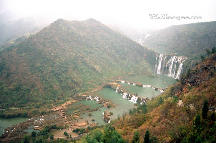 无人,横图,俯视,航拍,室外,白天,旅游,度假,草地,草坪,花海,花圃,石头,美景,瀑布,山,山脉,水,植物,叶子,中国,亚洲,阴影,飞溅,盛开,溅,光线,石子,液体,影子,景观,山顶,山峰,水滴,山峦,花蕾,娱乐,云南,水珠,草,花,花瓣,花朵,花卉,鲜花,绿色,阳光,自然,花丛,花束,花田,群山,花苞,花蕊,享受,休闲,景色,放松,鸟瞰,喷洒,自然风光,东亚,罗平,云南省,九龙瀑布,曲靖市,曲靖,罗平县,中华人民共和国,西南地区,滇,颠峰,极峰,跌水,石块,彩图,高角度拍摄,shzwj1