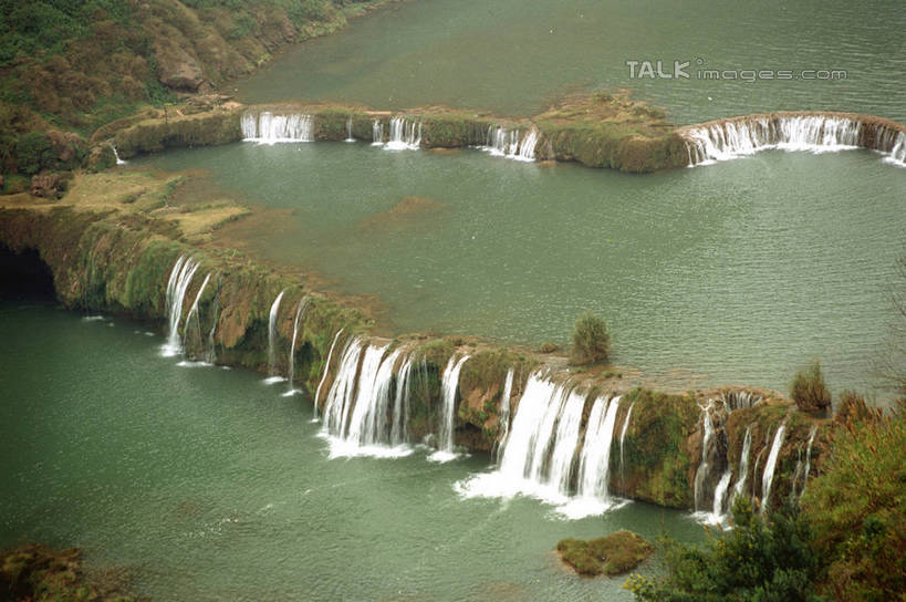 无人,横图,俯视,航拍,室外,白天,旅游,度假,草地,草坪,花海,花圃,石头,美景,瀑布,山,山脉,水,植物,叶子,中国,亚洲,阴影,飞溅,盛开,溅,光线,石子,液体,影子,景观,山顶,山峰,水滴,山峦,花蕾,娱乐,云南,水珠,草,花,花瓣,花朵,花卉,鲜花,绿色,阳光,自然,花丛,花束,花田,群山,花苞,花蕊,享受,休闲,景色,放松,鸟瞰,喷洒,自然风光,东亚,罗平,云南省,九龙瀑布,曲靖市,曲靖,罗平县,中华人民共和国,西南地区,滇,颠峰,极峰,跌水,石块,彩图,高角度拍摄,shzwj1