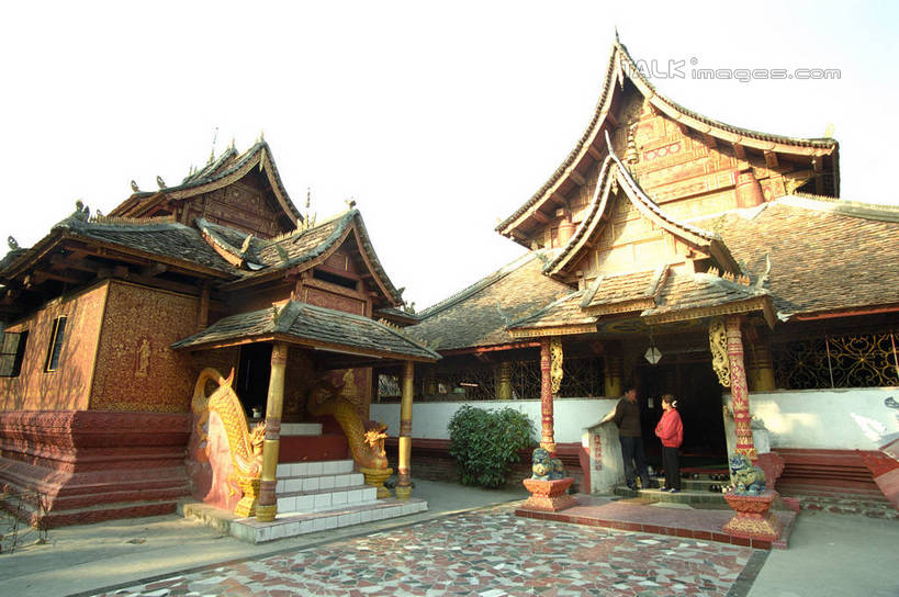 东方人,两个人,家,栏杆,站,横图,室外,白天,仰视,旅游,度假,植物,楼梯,标志建筑,地标,建筑,西双版纳,中国,亚洲,行人,游客,游人,阴影,服装,光线,扶手,影子,房屋,阶梯,屋顶,屋子,顶棚,注视,休闲装,黄种人,娱乐,建设,护栏,楼房,云南,路人,旅客,台阶,住宅,树,树木,衣服,蓝色,绿色,蓝天,天空,阳光,自然,天,观察,看,站着,享受,休闲,休闲服,旅游胜地,放松,服饰,生长,晴朗,成长,观看,察看,关注,东亚,傣族园,西双版纳州,云南省,万里无云,中华人民共和国,西南地区,滇,西双版纳傣族自治州,过客,男人,男性,年轻男性,年轻女性,女人,女性,亚洲人,晴空,晴空万里,站立,彩图,低角度拍摄,全身,房子,西双版纳傣族园,橄榄坝,shzwj1