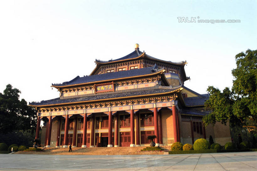 无人,横图,室外,白天,仰视,旅游,度假,植物,标志建筑,地标,建筑,雕塑,中国,亚洲,阴影,艺术,装饰,光线,标志,雕刻,牌匾,文字,影子,字符,文化,娱乐,标识,建设,树,树木,蓝色,绿色,蓝天,天空,阳光,自然,工艺品,天,享受,休闲,汉字,旅游胜地,放松,生长,晴朗,成长,纪念,美术,纪念堂,中文,主题,陈列,东亚,广东,广东省,万里无云,中华人民共和国,华南地区,功能,美学,粤,国文,华文,中山,中山市,晴空,晴空万里,彩图,低角度拍摄,孙中山纪念堂,shzwj1