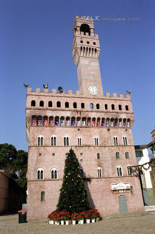 无人,游乐园,家,竖图,室外,白天,仰视,度假,花海,花圃,美景,植物,窗户,城市风光,城市,游乐场,叶子,深圳,中国,亚洲,一排,许多,阴影,整齐,并列,并排,盛开,光线,影子,房屋,墙,屋子,景观,公寓,很多,花蕾,娱乐,洋房,楼房,玻璃窗,墙壁,墙面,住宅,花,花瓣,花朵,花卉,鲜花,树,树木,排列,蓝色,绿色,蓝天,天空,阳光,自然,花丛,花束,花田,天,花苞,花蕊,享受,休闲,景色,放松,生长,晴朗,成长,队列,平行,世界之窗,东亚,广东,广东省,万里无云,中华人民共和国,华南地区,粤,乐园,深圳市,主题公园,晴空,晴空万里,彩图,低角度拍摄,房子,人造公园,主题乐园,南山区,shzwj1