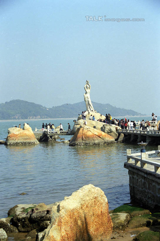 无人,竖图,室外,白天,正面,度假,海浪,海洋,石头,美景,沙滩,山,山脉,城市风光,城市,雕塑,中国,亚洲,阴影,艺术,装饰,光线,雕刻,雕像,沙子,石子,影子,海岸,景观,浪花,山顶,山峰,沙地,山峦,娱乐,蓝色,蓝天,天空,阳光,海水,工艺品,群山,天,享受,休闲,景色,放松,晴朗,纪念,美术,主题,陈列,海景,东亚,广东,珠海,广东省,万里无云,中华人民共和国,华南地区,功能,美学,粤,珠海市,颠峰,极峰,大海,风浪,海,海水的波动,海滩,近岸浪,石块,涌浪,晴空,晴空万里,彩图,shzwj1