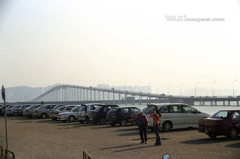 东方人,两个人,码头,站,横图,室外,白天,正面,度假,美景,城市风光,城市,大桥,港口,立交桥,桥梁,汽车,澳门,中国,亚洲,一排,行人,游客,游人,阴影,服装,整齐,光线,影子,景观,高架,斜拉桥,桥,注视,休闲装,黄种人,娱乐,路人,旅客,车,排列,衣服,蓝色,蓝天,天空,阳光,交通工具,轿车,天,观察,看,站着,享受,休闲,休闲服,景色,放松,服饰,晴朗,观看,察看,队列,关注,载具,东亚,万里无云,港澳台,中华人民共和国,澳门特别行政区,澳,过客,澳门半岛,男人,男性,年轻男性,年轻女性,女人,女性,亚洲人,晴空,晴空万里,站立,彩图,全身,摆渡口,埠头,渡口,渡头,港湾,海港,货运码头,口岸,商港,澳门氹仔大桥,氹仔岛,凼仔岛,西湾大桥,氹仔,凼仔,shzwj1