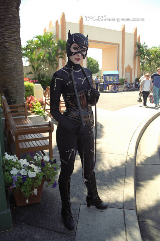 西方人,一个人,站,竖图,室外,白天,正面,度假,美景,植物,城市风光,城市,道路,路,公路,欧洲,澳大利亚,欧洲人,仅一个男性,仅一个人,阴影,服装,光线,影子,景观,交通,注视,娱乐,树,树木,仅一个年轻男性,衣服,绿色,阳光,自然,观察,看,站着,享受,休闲,景色,放松,服饰,生长,成长,观看,察看,衣着,穿着,关注,大洋洲,澳洲,表演服,演出服,黄金海岸,昆士兰州,南方大陆,澳大利亚联邦,昆士兰,衣饰,澳大利亚黄金海岸,道具服,男人,男性,年轻男性,白种人,马路,站立,彩图,全身,冲浪者天堂,华纳电影世界,华纳兄弟电影世界,shzwj1